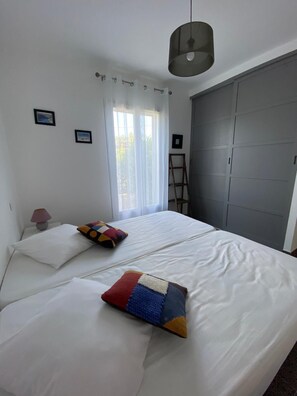 2 bedrooms, iron/ironing board, travel cot, free WiFi