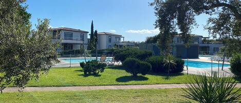 Piscina a l'aire lliure i piscina climatitzada