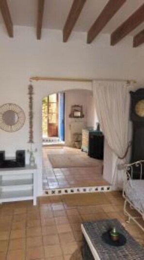 2 habitaciones, tabla de planchar con plancha, wifi y ropa de cama 