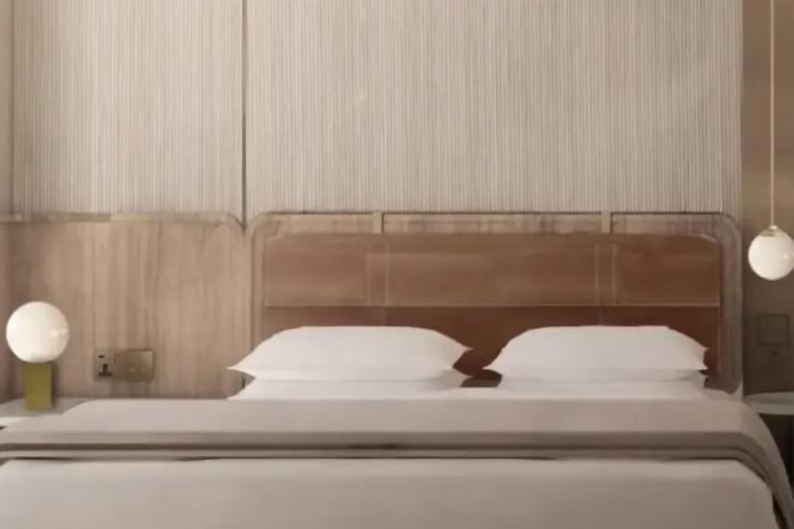Hypo-allergenic bedding, in-room safe, desk, blackout curtains