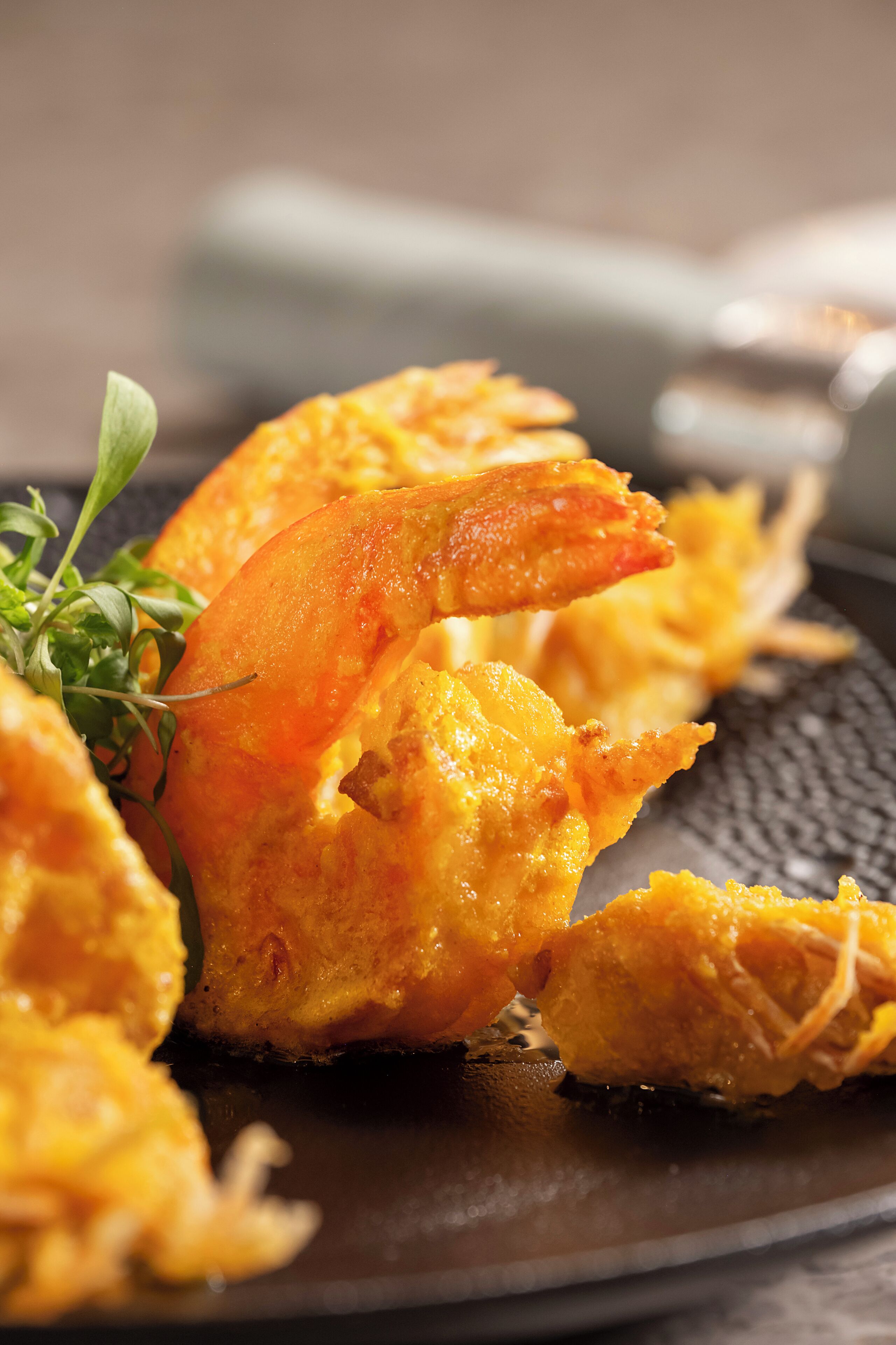 Une vue rapprochée d’un plat de crevettes agrémenté d’une garniture.