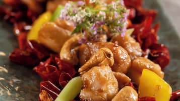 Een bord met diverse ingrediënten.