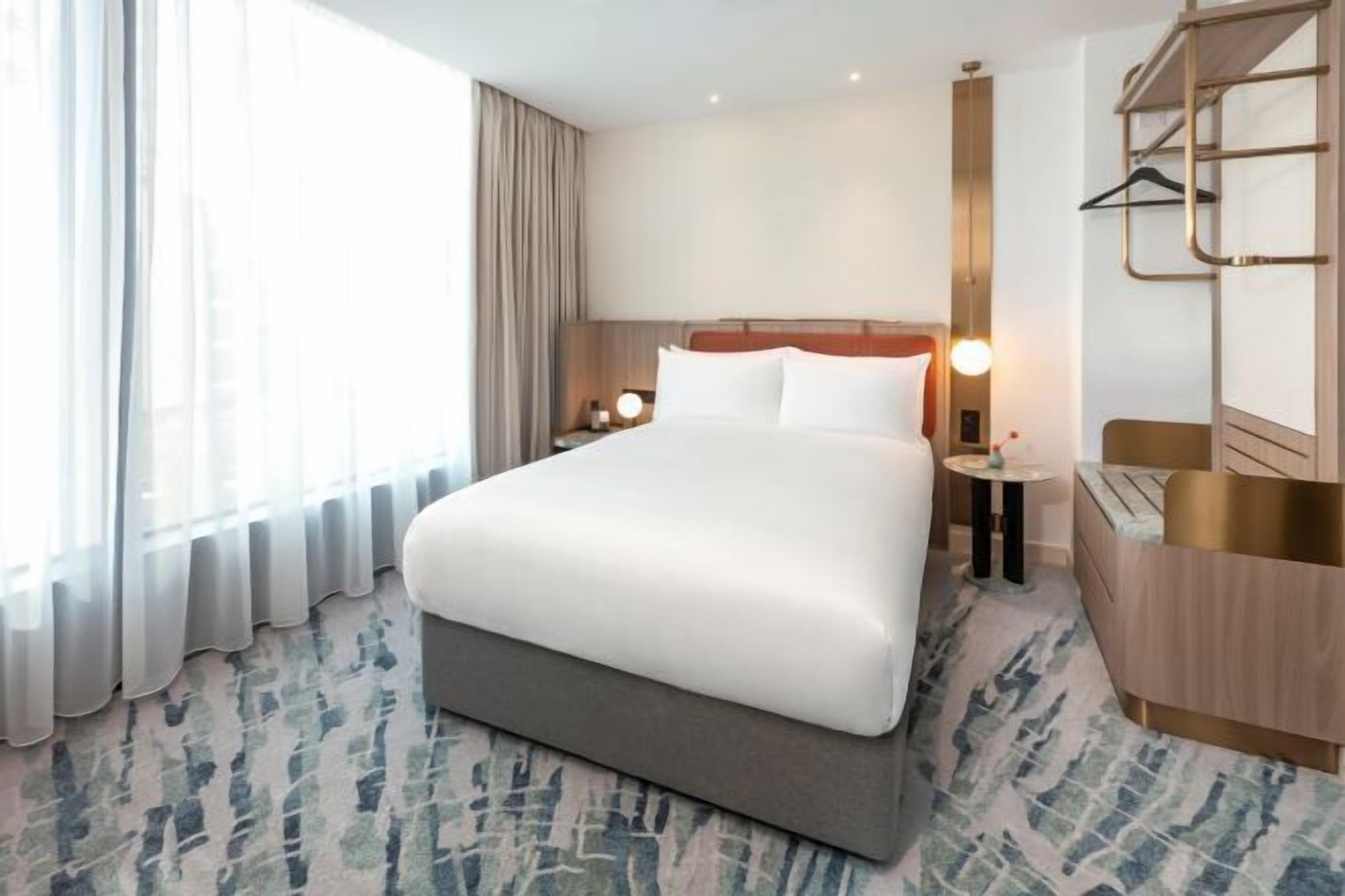 Hypo-allergenic bedding, in-room safe, desk, blackout drapes