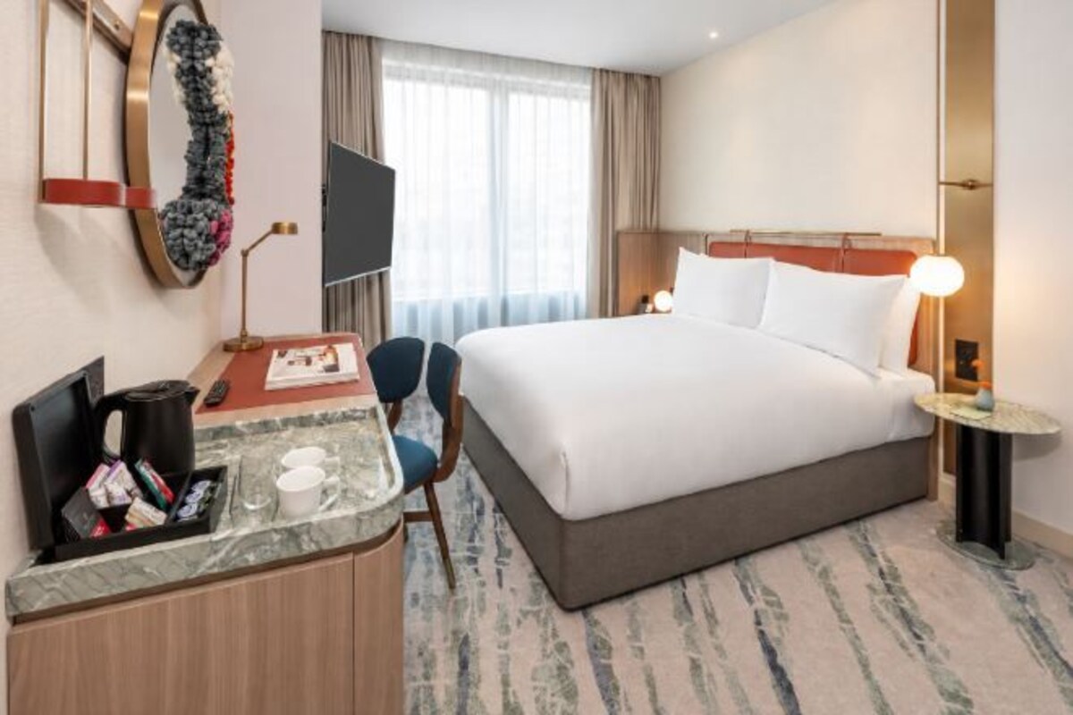 Hypo-allergenic bedding, in-room safe, desk, blackout curtains
