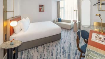Habitación Deluxe, 1 cama King size, en esquina | Ropa de cama hipoalergénica y caja de seguridad en la habitación