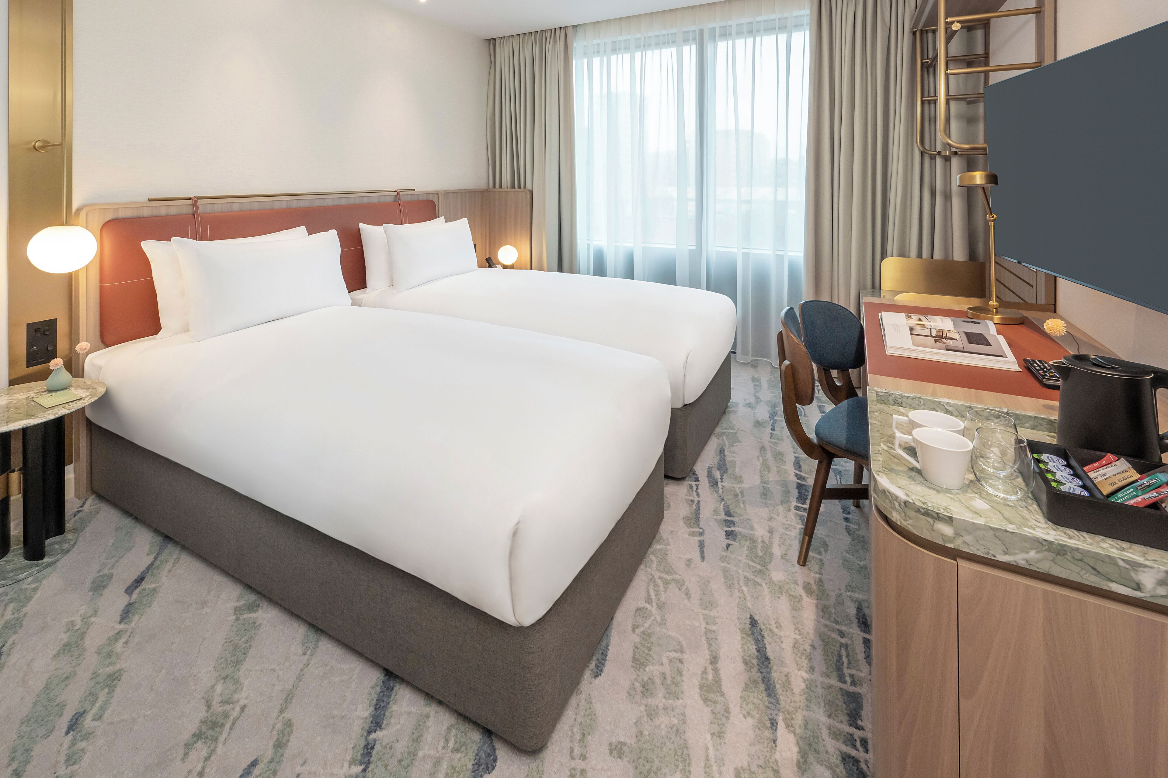 Tomannsrom – standard | Allergitestet sengetøy, safe på rommet, skrivebord og blendingsgardiner