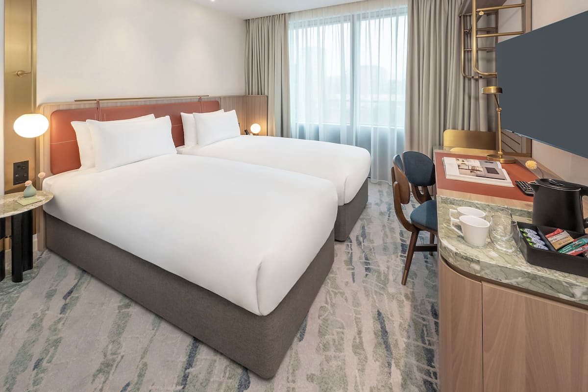 Tomannsrom – standard | Allergitestet sengetøy, safe på rommet, skrivebord og blendingsgardiner