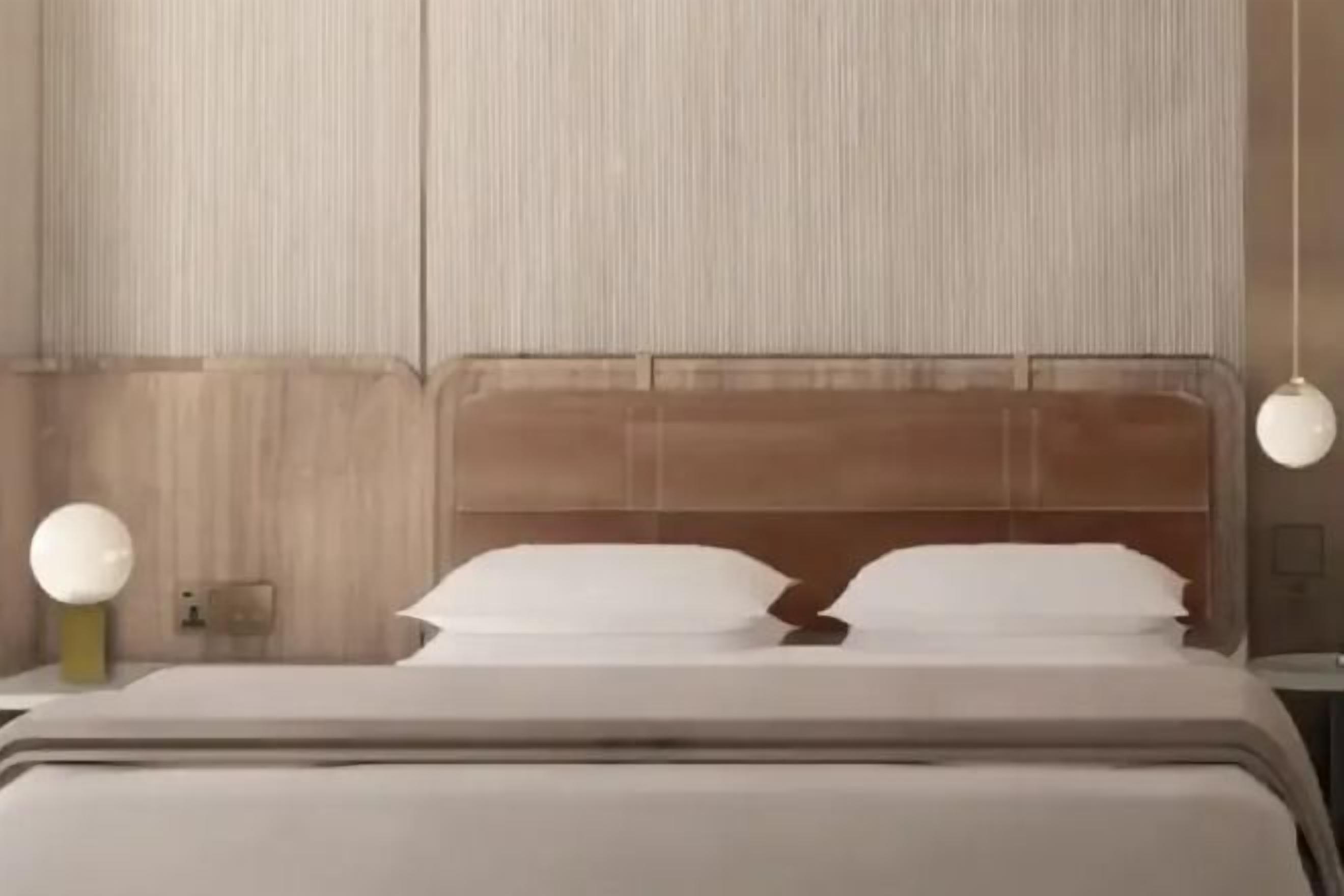 Hypo-allergenic bedding, in-room safe, desk, blackout curtains