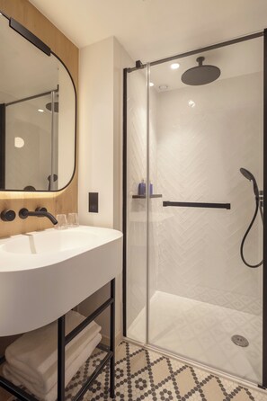 Shower, hair dryer, towels, soap - Dorsett Canary Wharf London (London)