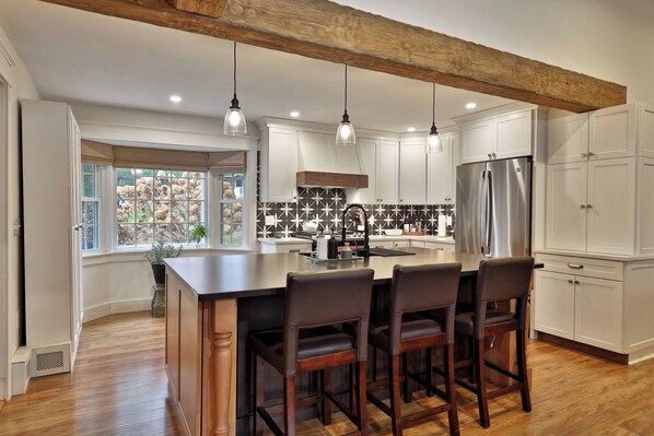 冷蔵庫、電子レンジ、オーブン、コンロ