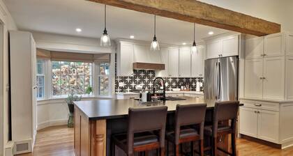 Susan Lane Hideaway: 4BR/3.5BA Renovated Home. Close to skiing and town.