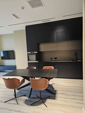 Luxury Apartment, River View | Private kitchen