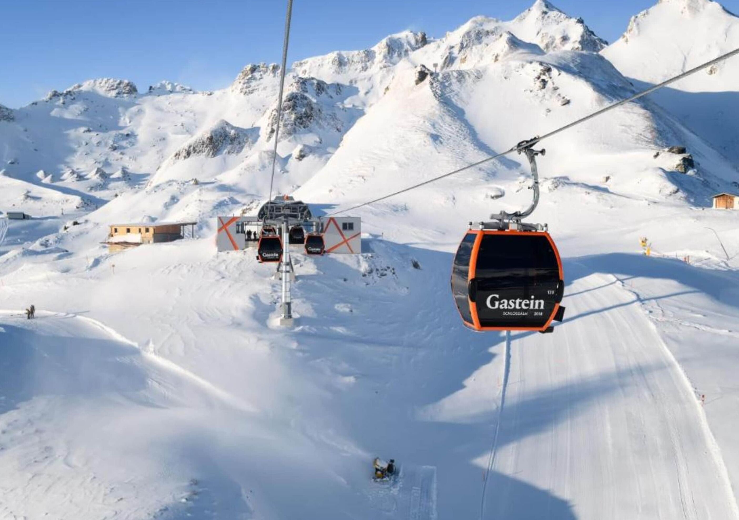 Egy síközpontban található felvonó, amelyen egy „Gastein” feliratú tábla található.