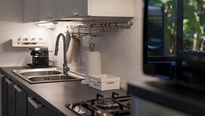 Una cocina moderna con electrodomésticos de acero inoxidable, estufa a gas y un lavaplatos integrado.