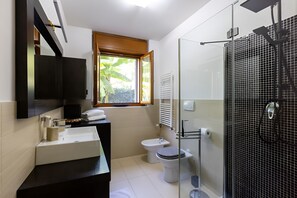 Regadera, secadora de cabello, bidet, toallas