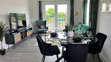 Apartment, 2 Bedrooms | Dining room