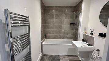 Apartment, 2 Bedrooms | Bathroom | Toilet paper