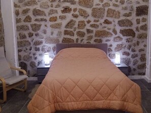 Tabla de planchar con plancha, wifi y ropa de cama