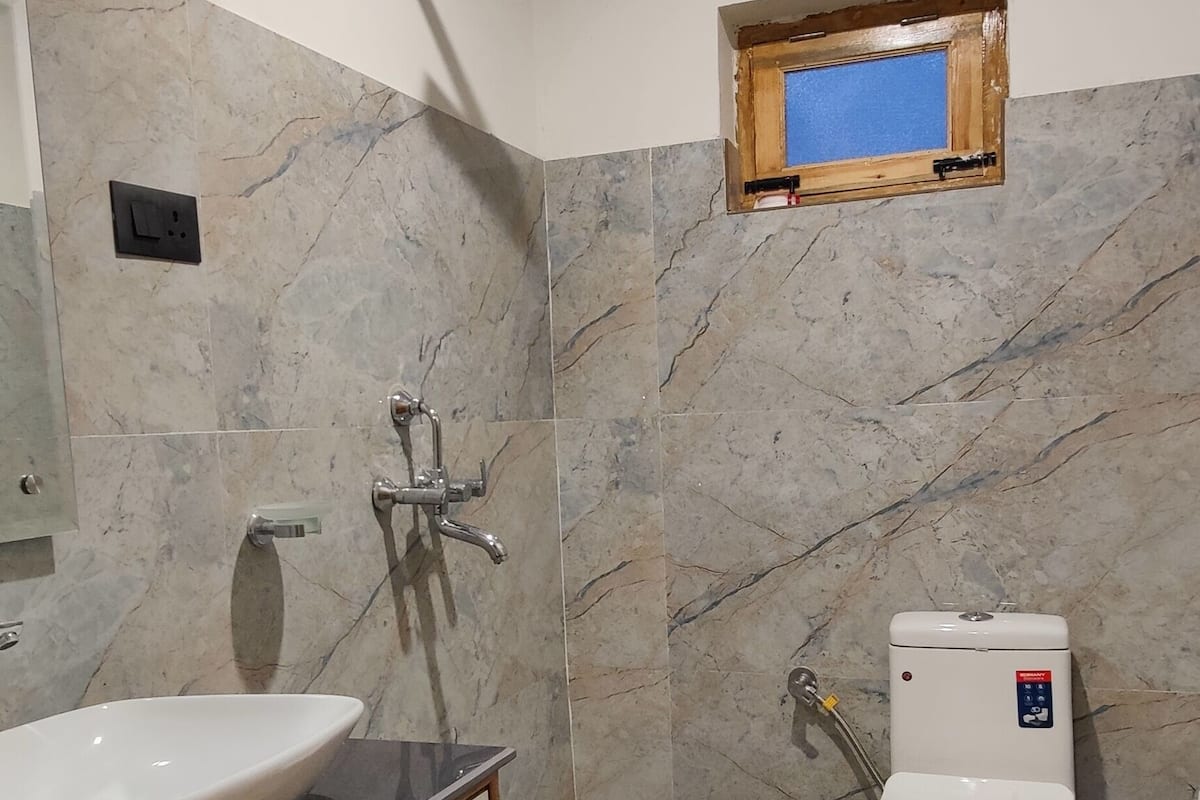 Een douche, handdoeken, zeep, toiletpapier