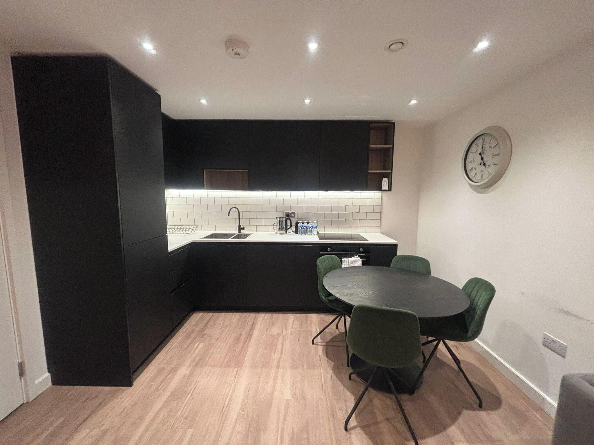 Appartement | Cuisine privée | Réfrigérateur, four à micro-ondes, un four, surface de cuisson