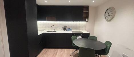 Appartement | Cuisine privée | Réfrigérateur, four à micro-ondes, un four, surface de cuisson