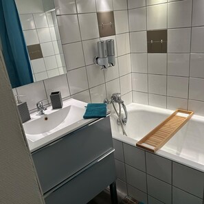 Haartrockner, Handtücher, Seife, Toilettenpapier