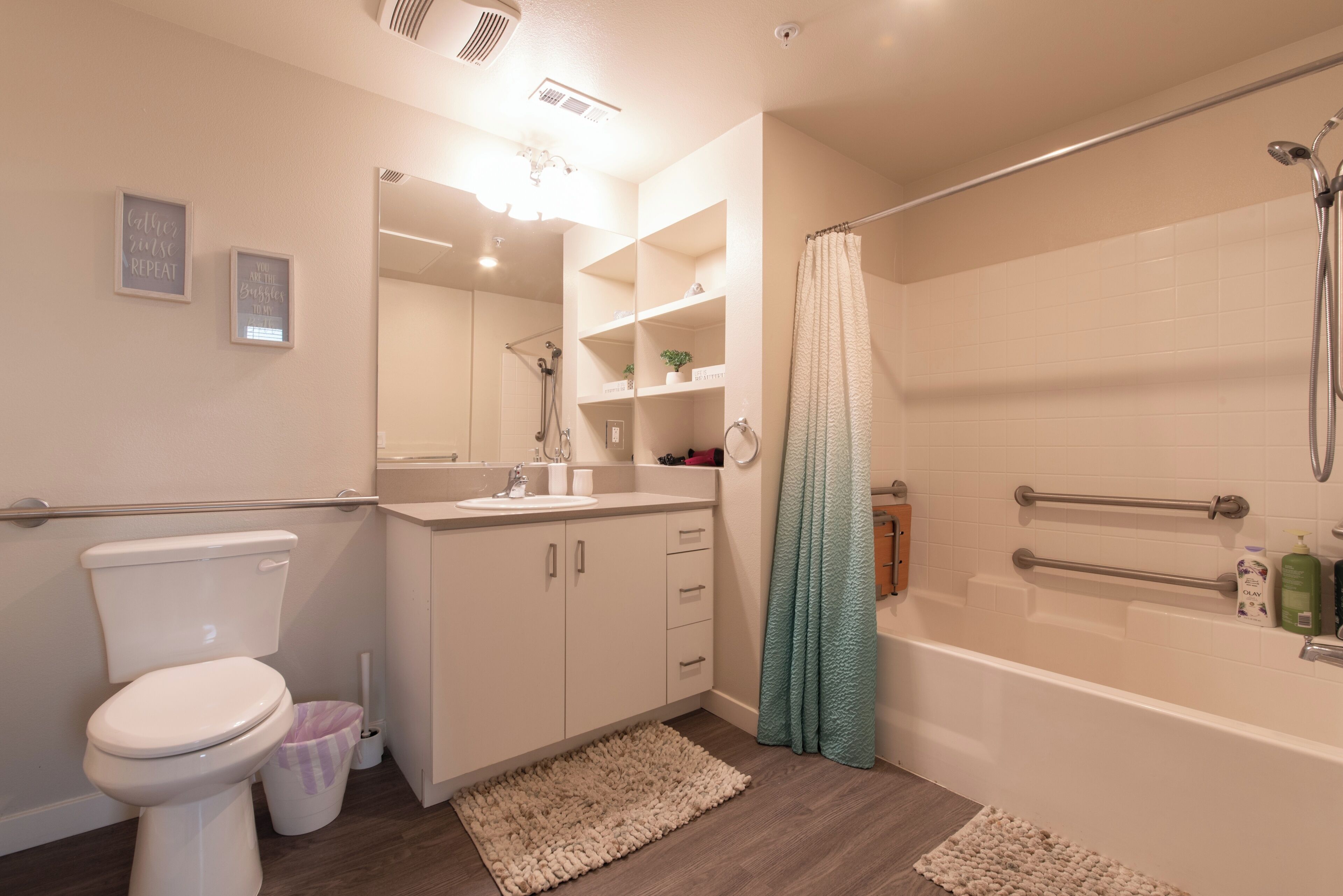 Rumah | Kamar mandi | Shower, pengering rambut,  dan handuk