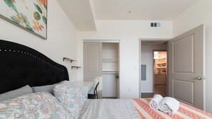 A hotel room with a bed, a desk, and a wardrobe. - Santa Ana Delightful 4 Bedroom House (Santa Ana)