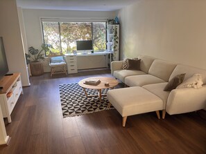 Living area - Modern family townhouse in central Canberra location. (Lyneham)