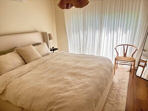 3 bedrooms, iron/ironing board, WiFi, bed sheets - Modern family townhouse in central Canberra location. (Lyneham)