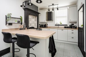 Fridge, microwave, oven, stovetop - Spacious 3-Bedroom House in Vibrant Liverpool – Your Perfect Getaway (Liverpool)