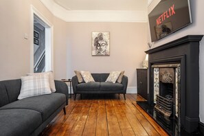 Smart TV, table football - Spacious 3-Bedroom House in Vibrant Liverpool – Your Perfect Getaway (Liverpool)