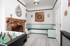 Games room - Spacious 3-Bedroom House in Vibrant Liverpool – Your Perfect Getaway (Liverpool)
