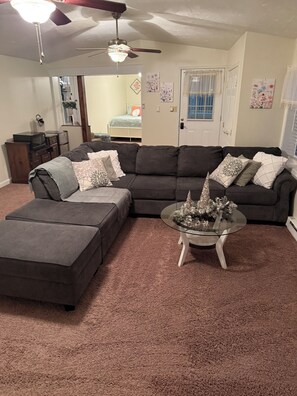 Smart TV, fireplace - Charming Mountain Top Suite. Minutes from Ski Liberty and Gettysburg. (Blue Ridge Summit)