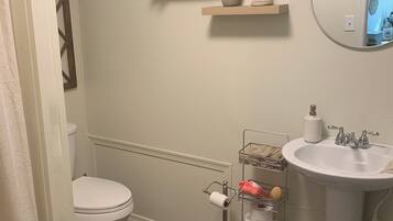 Een douche, handdoeken, toiletpapier