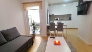 A modern apartment with a living room, dining area, and kitchen. - CRISTIANO´S apartment with terrace in Alcochete (Alcochete)