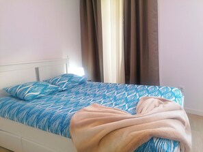 1 habitación, tabla de planchar con plancha, wifi gratis y ropa de cama