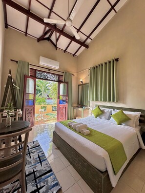 Egyptian cotton sheets, premium bedding, desk, laptop workspace - The Vitamin Sea Villa (Ambalangoda)