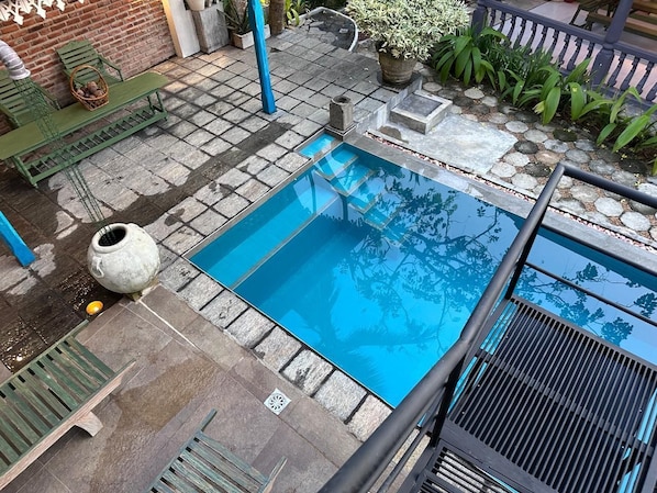 8 outdoor pools