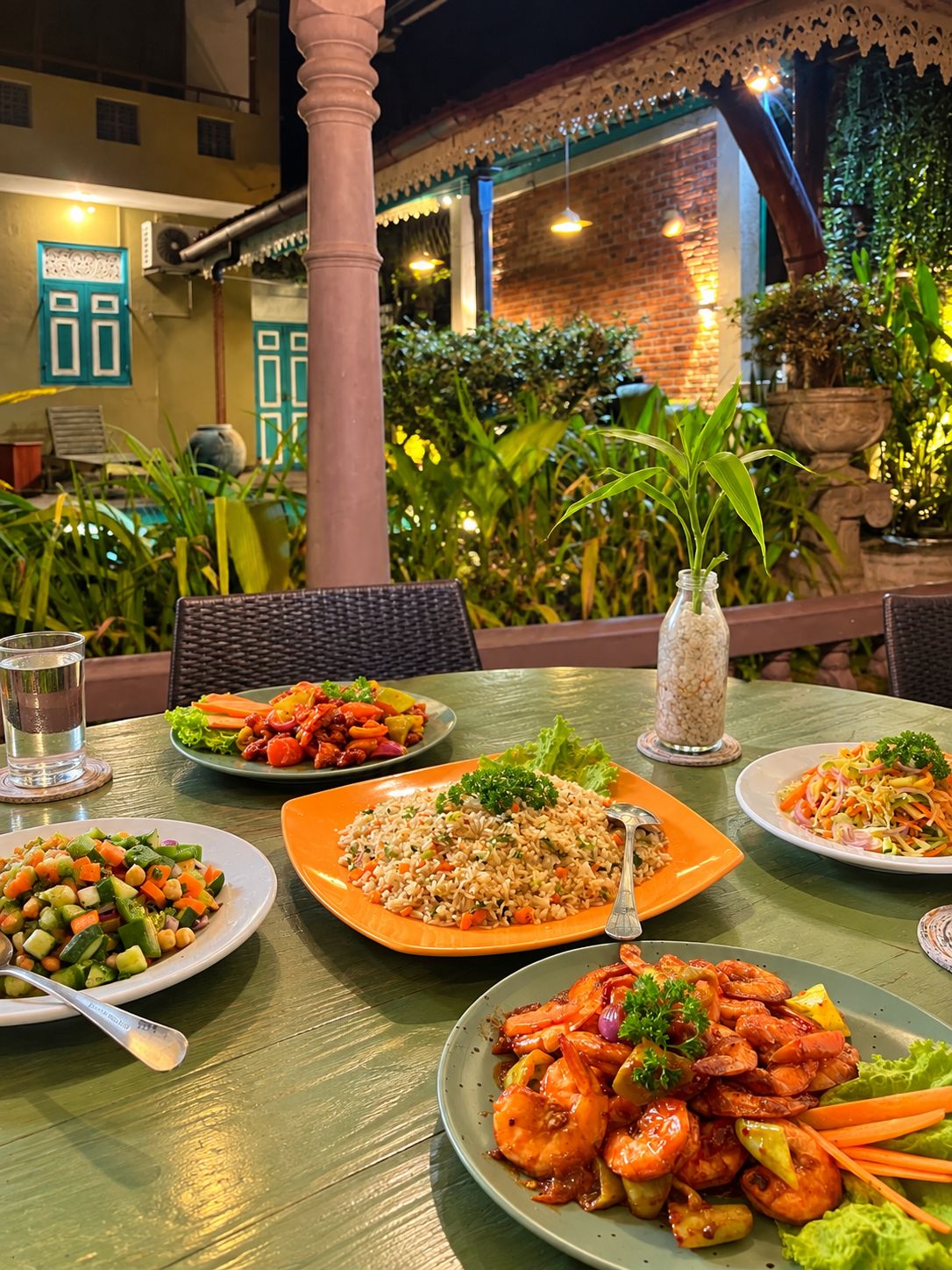 Un área de comedor al aire libre con varias mesas, cada una con una variedad de platos.