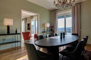 Deluxe Apartment, 4 Bedrooms, Balcony, River View | Dining room