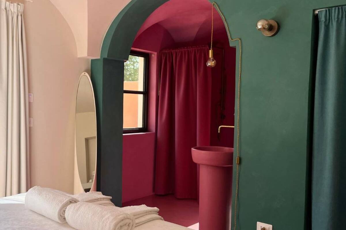 Minibar, in-room safe, blackout drapes, WiFi (free)