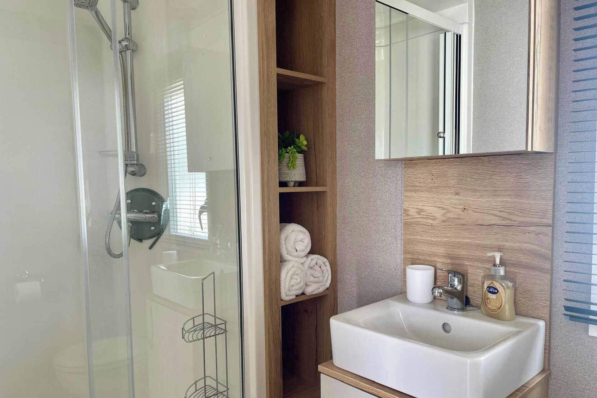 Shower dan handuk
