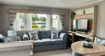 Gorgeous 2 Bed Caravan in South Cerney