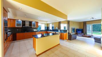 Microwave, dishwasher, coffee/tea maker, cookware/dishes/utensils