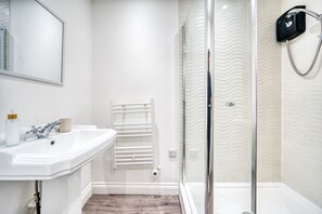 Casa | Banheiro | Chuveiro, secador de cabelo, toalhas de banho 