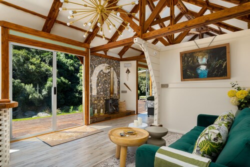 Amazing Riverside Retreat With Hot Tub & Ecopool