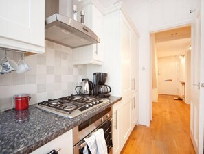 Apartamento | Cozinha privada | Geladeira, micro-ondas, fogão, cooktop