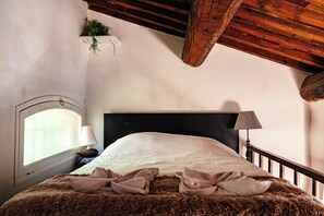 2 bedrooms, iron/ironing board, travel cot, WiFi - Le Cardinale - A Journey to Provence (Aix en Provence)