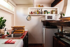 冰箱、微波炉、烤箱、炉灶
